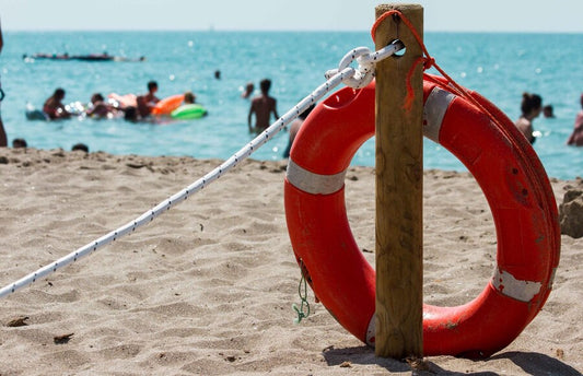Sécurité à la Plage : Les indispensables pour profiter de l'été en toute tranquillité