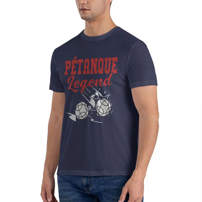 Homme portant un t-shirt imprimé "Pétanque Legend" pour homme et femme, excellente qualité et livraison gratuite