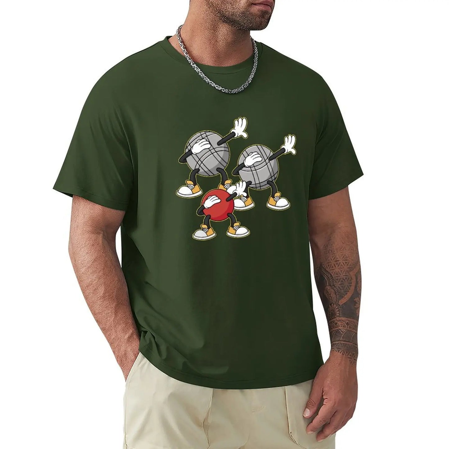 Homme portant un t-shirt verte nouvelle édition avec un design de balles de pétanque et un excellent rapport qualité/prix.