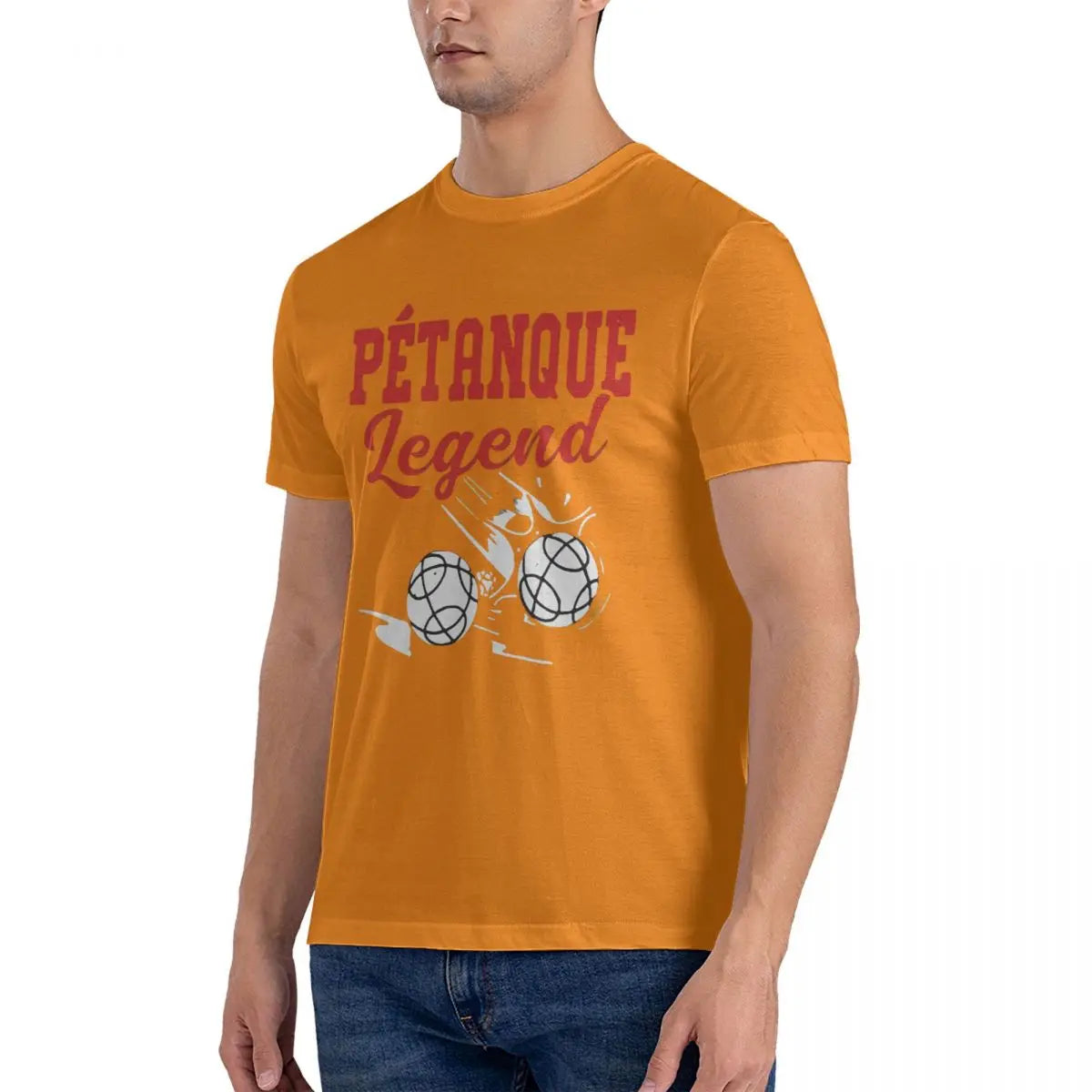 Homme portant un t-shirt imprimé "Pétanque Legend" orange, excellente qualité, livraison gratuite entre 3 et 8 jours.