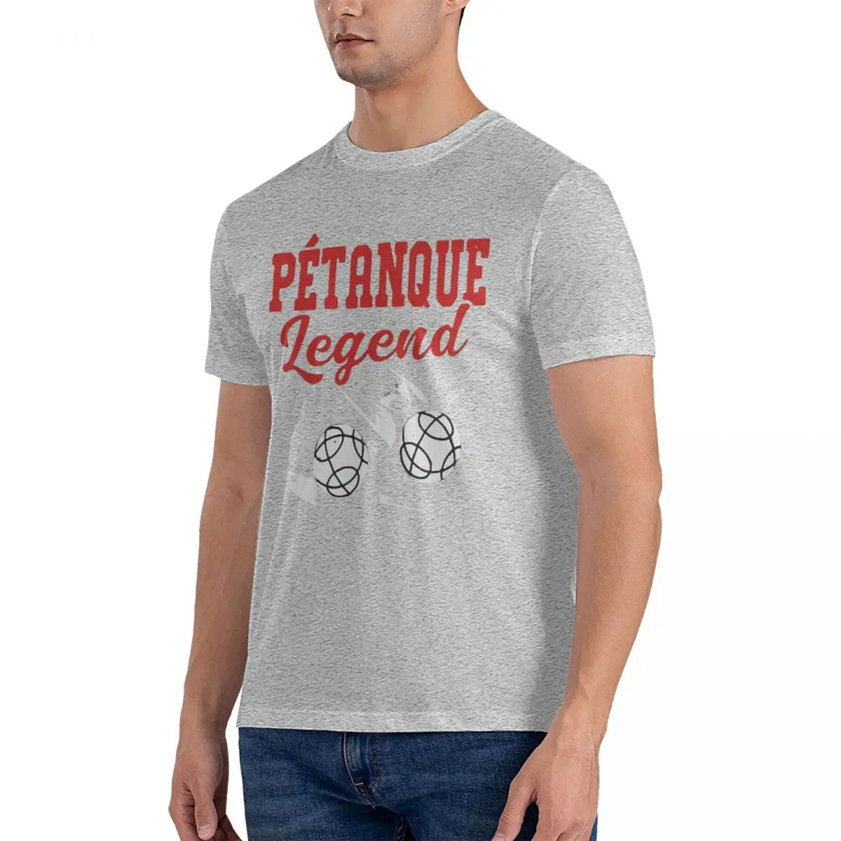 Homme portant un t-shirt gris imprimé "Pétanque Legend" avec graphisme de boules de pétanque.