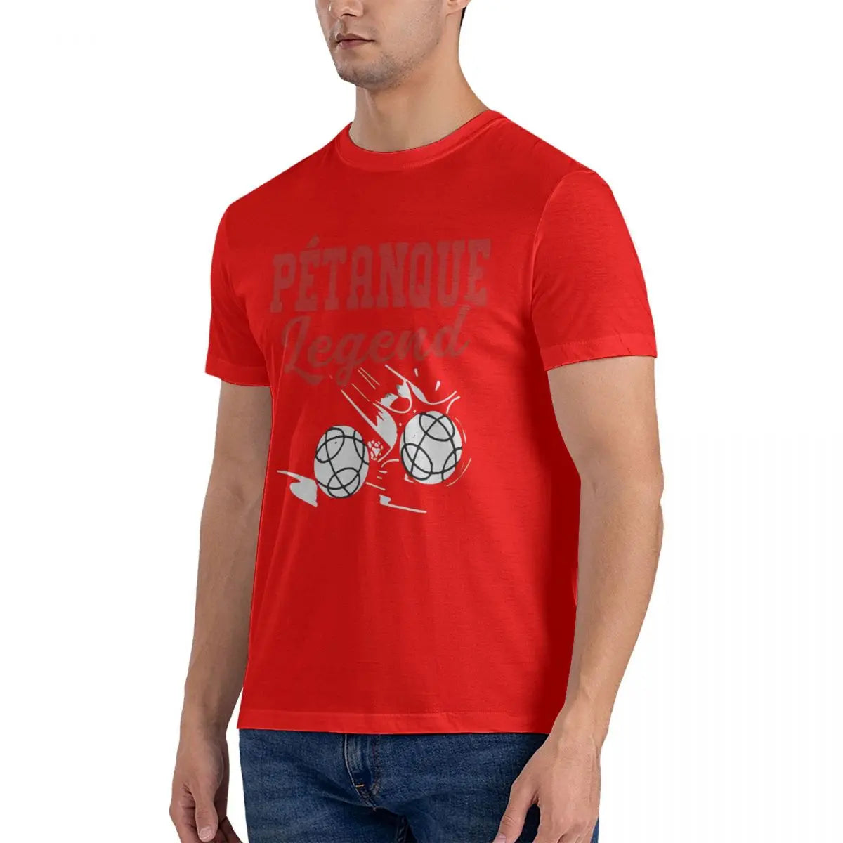 Homme portant un t-shirt rouge avec motif "Pétanque Legend" et illustration de boules de pétanque.