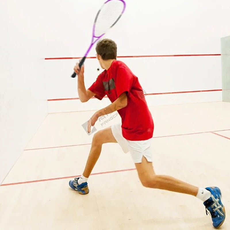 Tennisman en action sur un court de squash avec une raquette de squash