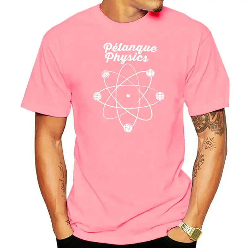 Homme portant un t-shirt imprimé de pétanque rose avec design "Pétanque Physics"