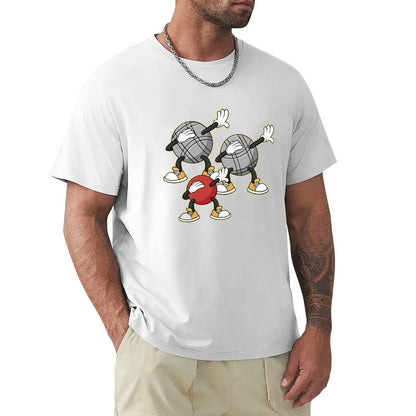 Man wearing T-Shirt nouvelle édition with playful pétanque balls graphic, offers excellent quality and good value with guaranteed satisfaction.