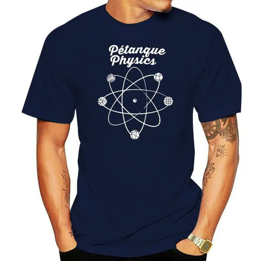 Homme portant un t-shirt imprimé de pétanque pour hommes et femmes avec le motif "Pétanque Physics" en blanc.