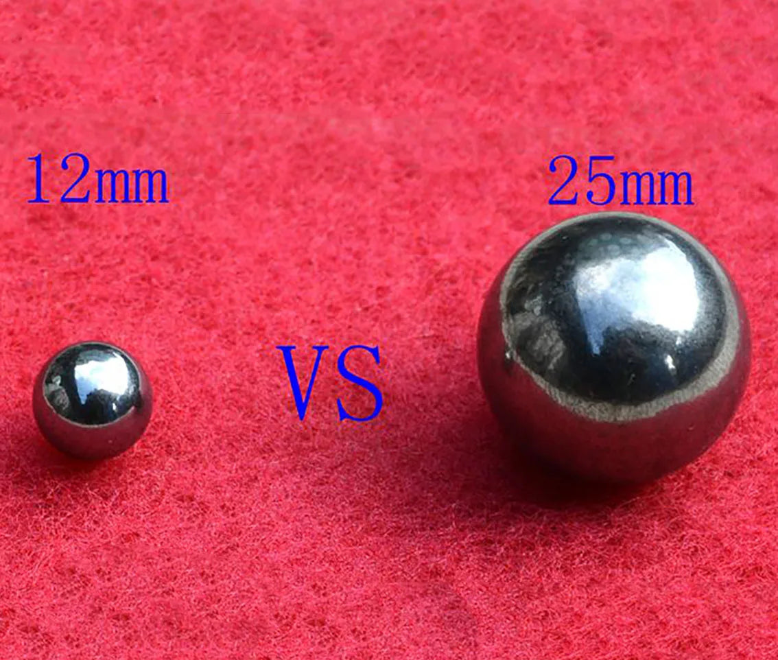 Comparison between 12mm and 25mm pétanque balls on a red surface