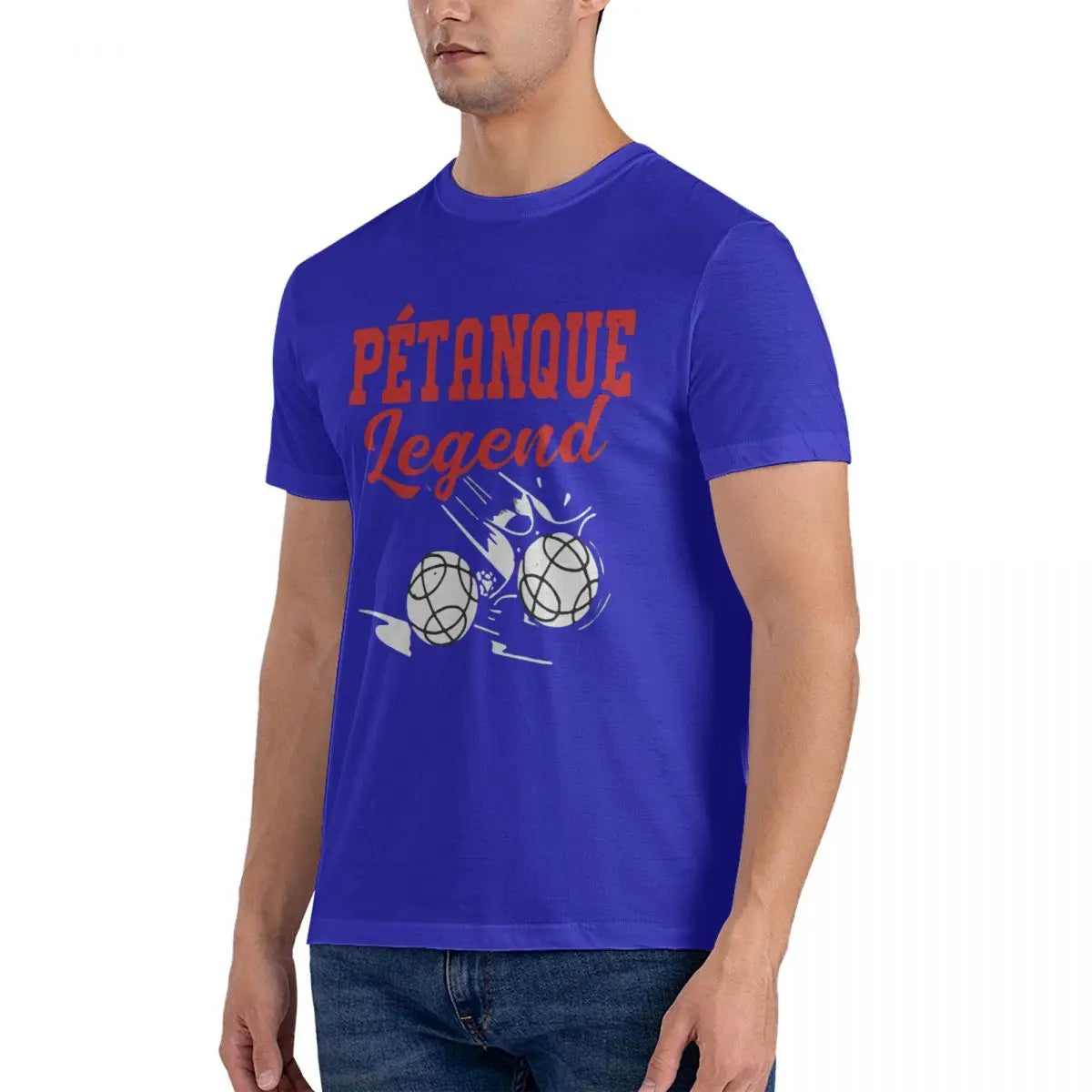 Homme portant un t-shirt imprimé "Pétanque Legend" bleu pour homme et femme, excellente qualité avec livraison gratuite.