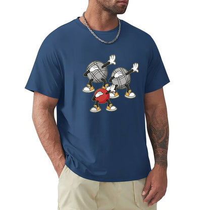 Homme portant un t-shirt bleu nouvelle édition avec motif balles de pétanque, excellent rapport qualité/prix, livraison gratuite.