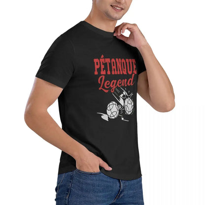 Homme portant un t-shirt noir imprimé avec le texte "Pétanque Legend" pour homme et femme, excellente qualité.