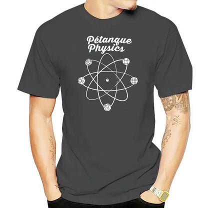 Homme portant un t-shirt imprimé "Pétanque Physics", excellent qualité, bon rapport qualité/prix, livraison gratuite 3-8 jours.