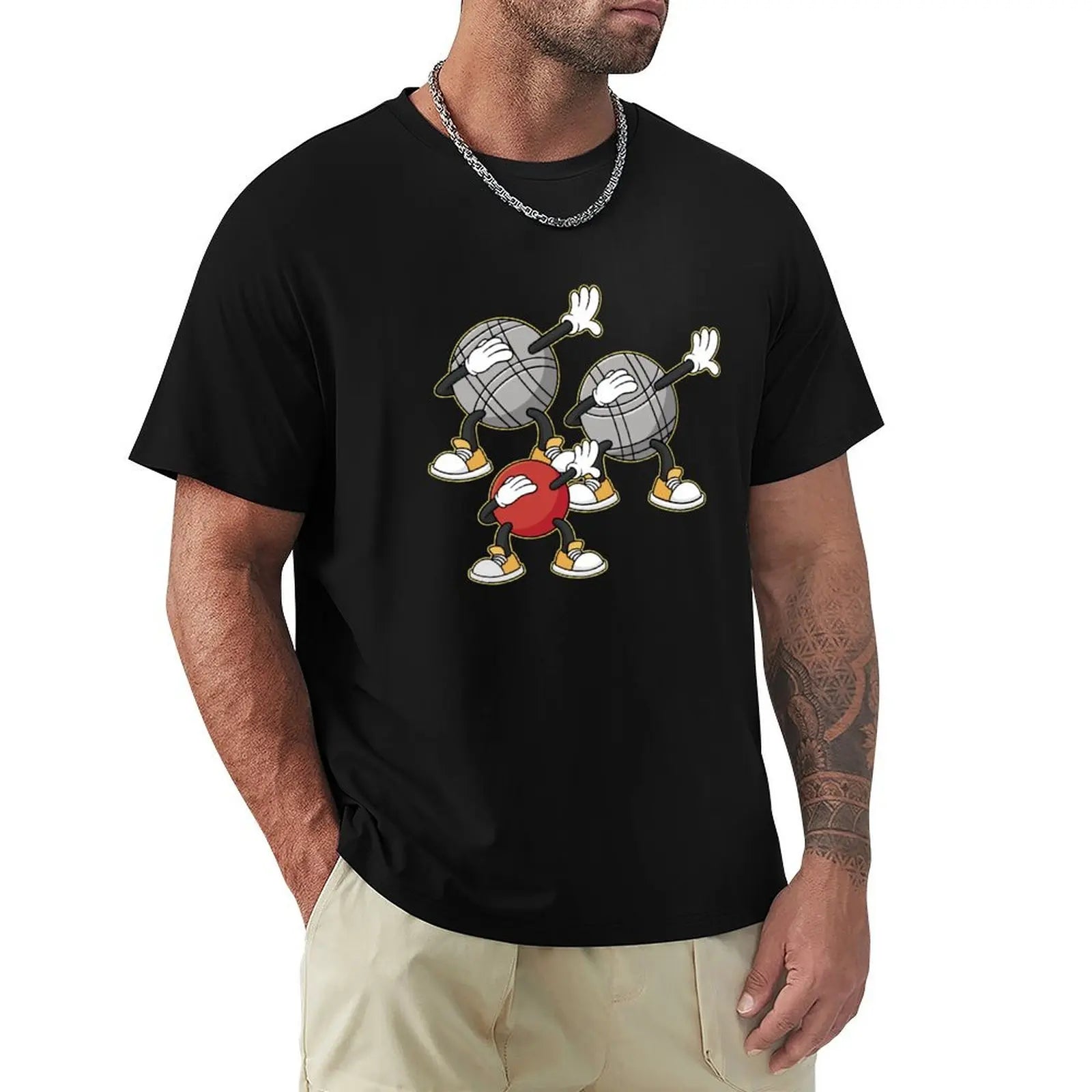 Homme portant un t-shirt noire édition nouvelle, avec dessin de balles de pétanque, excellente qualité, livraison rapide, satisfaction garantie