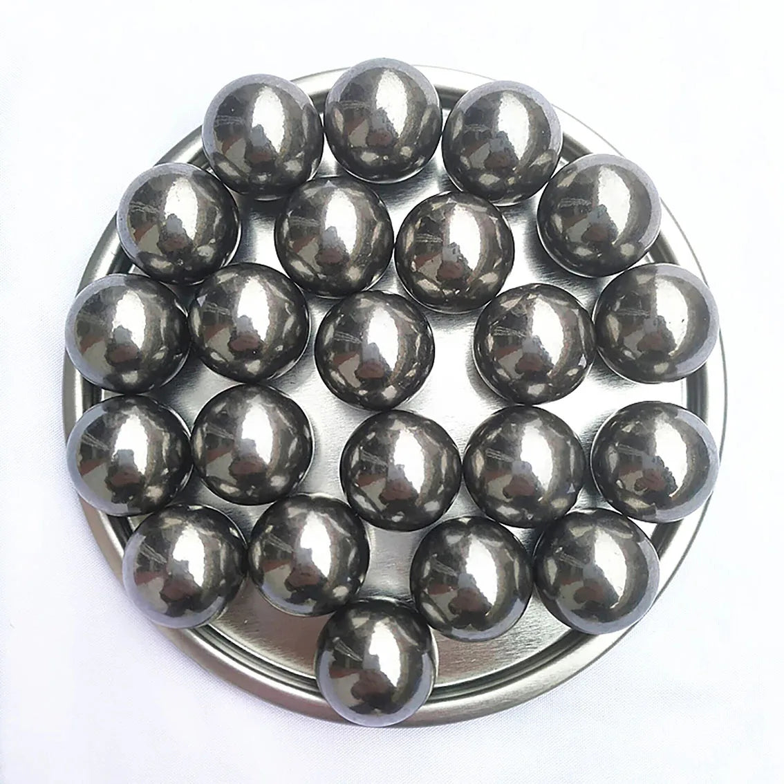 High-quality solid pétanque balls arranged in a circular pattern on a silver tray, with free shipping between 5 to 12 days.