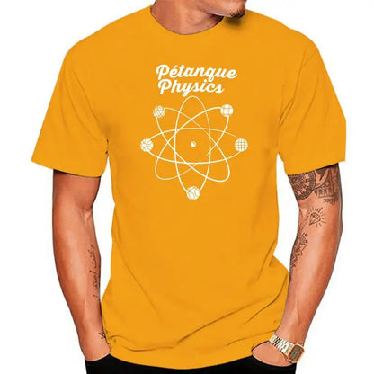 Homme portant un T-shirt imprimé de pétanque jaune avec un design "Pétanque Physics" - Excellente qualité, Livraison gratuite.